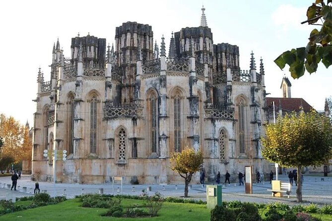 full-day-private-tour-to-nazare-obidos-fatima-and-batalha