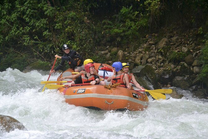 full-day-rafting-in-jondachi-hollin-class-iv-tena-ecuador