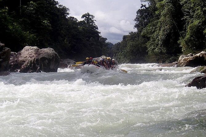 full-day-rafting-in-jondachi-hollin-class-iv-tena-ecuador