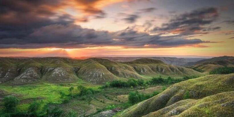full-day-tour-of-waterfalls-hills-and-beaches-in-sumba