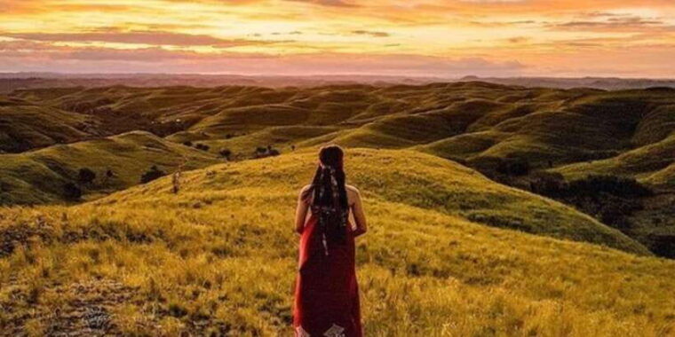 full-day-tour-of-waterfalls-hills-and-beaches-in-sumba