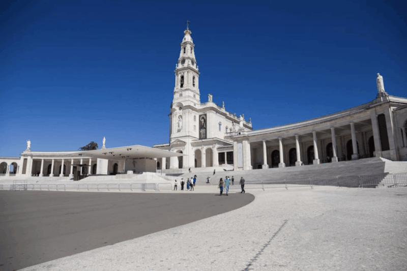 full-day-tour-to-fatima-nazare-and-obidos-luxury-sedan