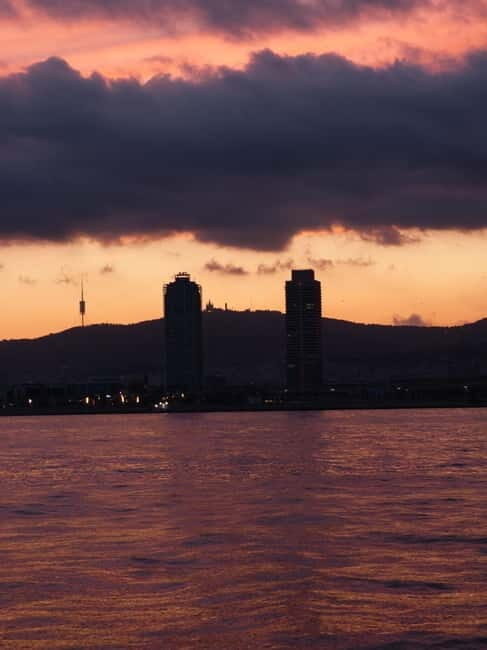 FULL MOON Boat Experience (OpenBar+Local Tapa included) - Who Should Consider This Tour?