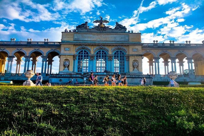 fun-mobile-scavenger-hunt-through-the-schonbrunn-palace-park