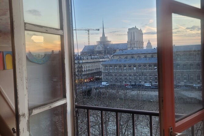 fun-painting-class-in-a-professional-art-studio-with-a-view