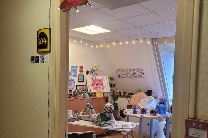 fun-painting-class-in-a-professional-art-studio-with-a-view