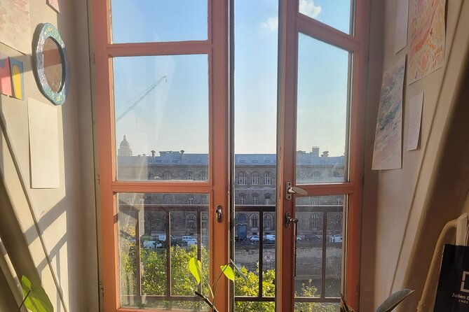 fun-painting-class-in-a-professional-art-studio-with-a-view