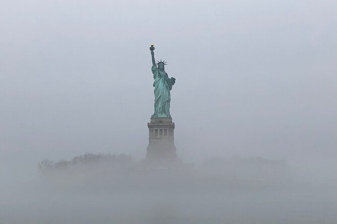 fun-statue-of-liberty-and-ellis-island-tour-with-energetic-university-students