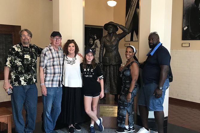 fun-statue-of-liberty-and-ellis-island-tour-with-energetic-university-students