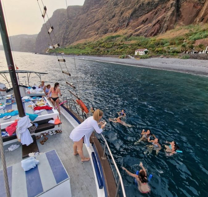 funchal-sunset-tour-on-traditional-madeiran-boat-w-drinks