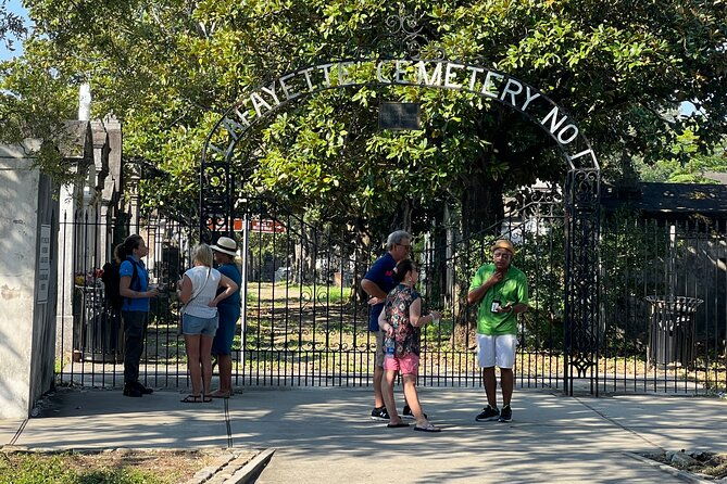 garden-district-architecture-walking-tour-in-new-orleans