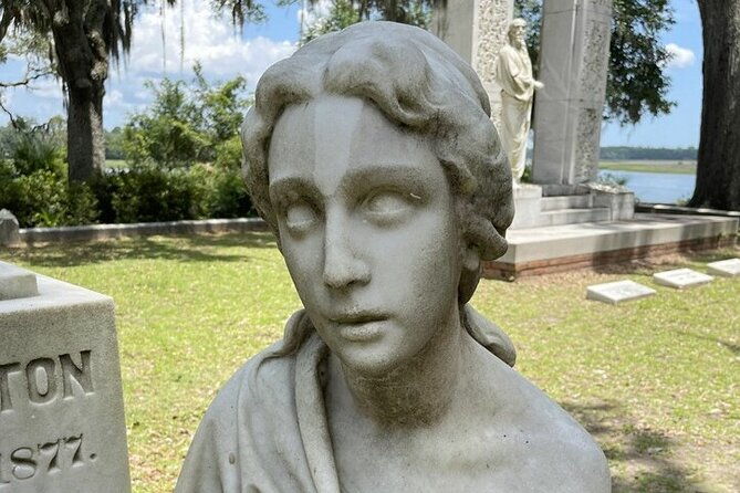 garden-district-celebrities-cemeteries-mansions-and-mysteries-walking-tour