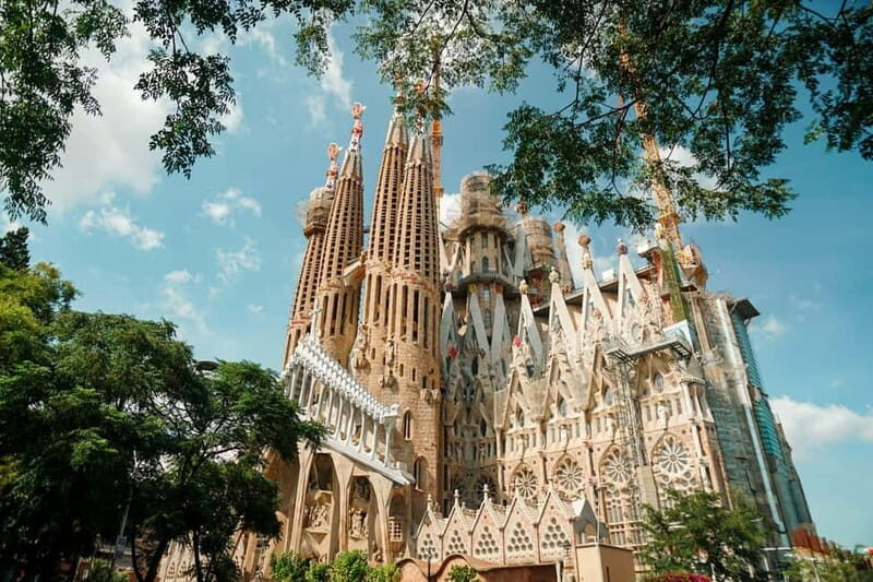 Gaudís Barcelona: Architecture & Tasty Tap with Drink - FAQ