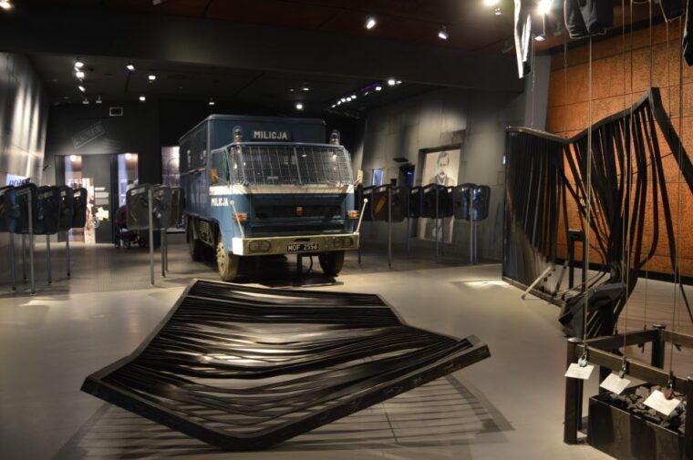 gdansk-private-communism-tour-with-solidarity-center-museum