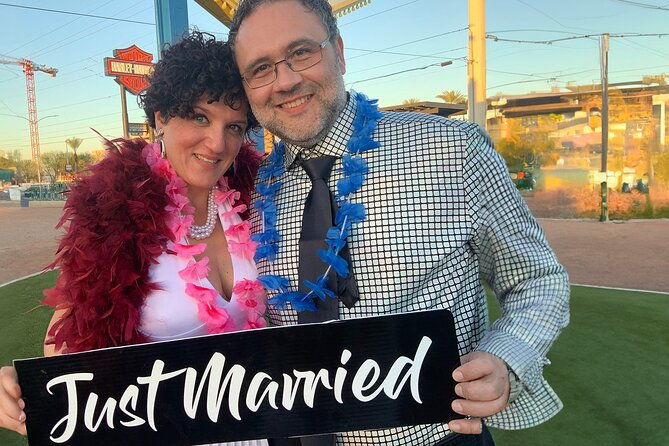 get-married-elvis-wedding-las-vegas-sign-photography