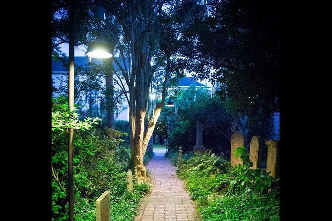 ghosts-of-charleston-night-time-walking-tour-with-unitarian-church-graveyard