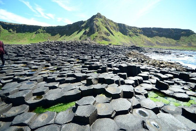 giants-causeway-dark-of-hedges-belfast-day-tour-from-dublin