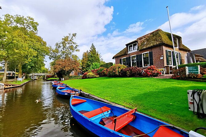 giethoorn-afsluitdijk-zaanse-schans-day-tour-incl-hotel-pick-up