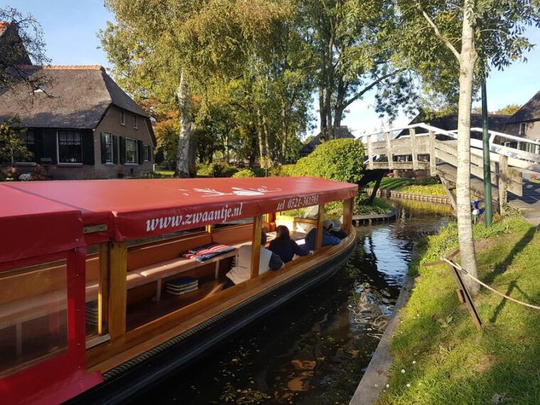 giethoorn-canal-cruise-giethoorn-village-and-lake
