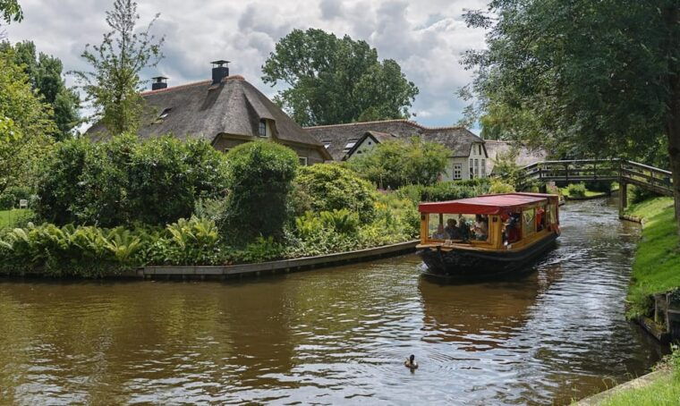 giethoorn-canal-cruise-giethoorn-village-and-lake