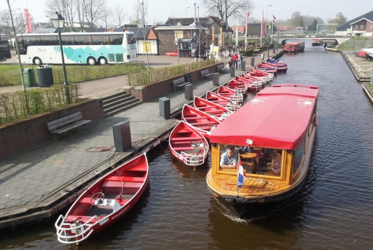 giethoorn-canal-cruise-giethoorn-village-and-lake