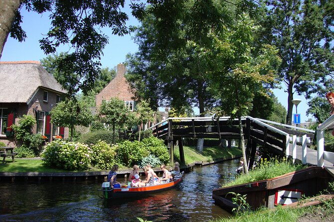 giethoorn-day-trip-from-amsterdam-with-cruise-and-cheeseplatter