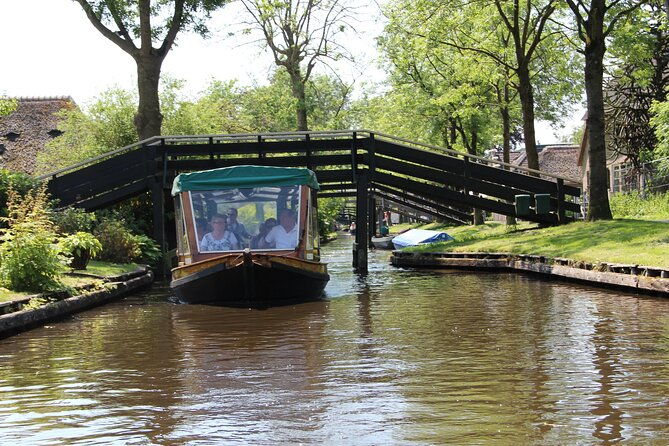 giethoorn-highlights-canal-cruise-and-sightseeing-village