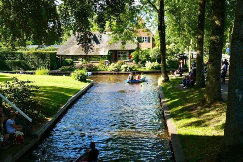 giethoorn-luxury-private-boat-2-hour-tour-with-local-guide