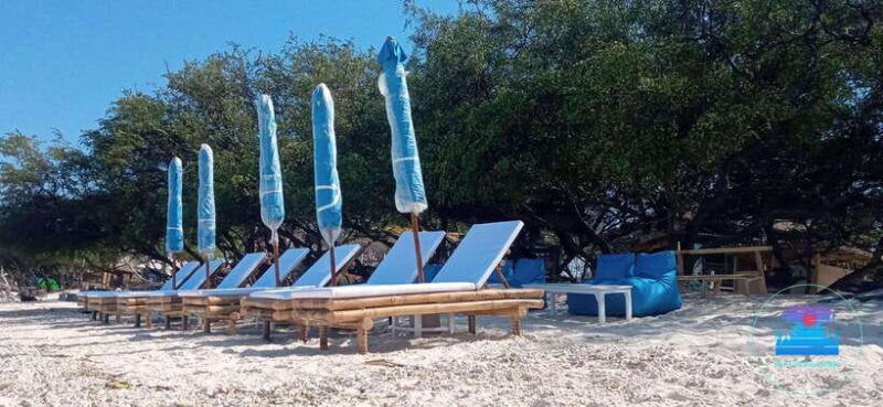 gili-trawangan-the-beach-bar-sunbed-with-cocktail-chill