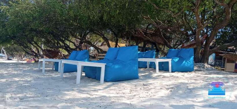 gili-trawangan-the-beach-bar-sunbed-with-cocktail-chill