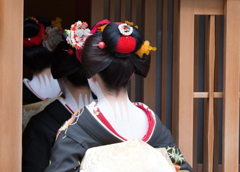 gion-guided-walking-tour-discover-the-world-of-geisha