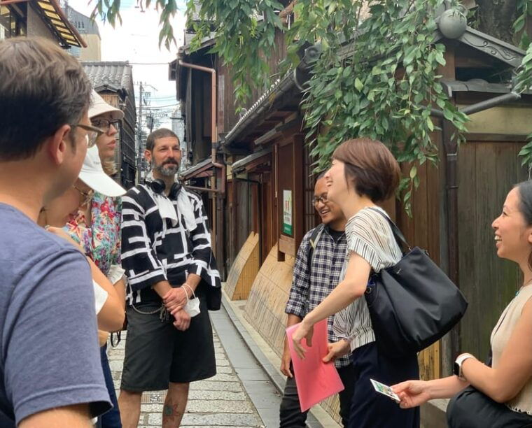 gion-guided-walking-tour-discover-the-world-of-geisha