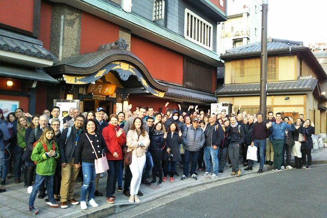 gion-walking-tour-by-night