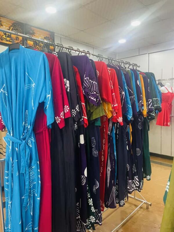 Giriulla: Batik Factory Tour with Ceylon Tea and Sweets - Shopping and Souvenirs