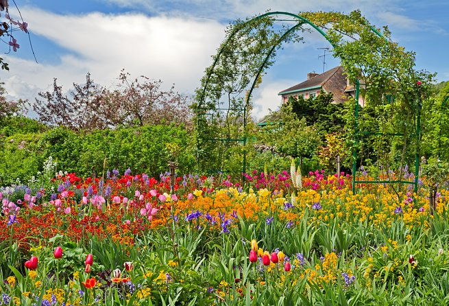 giverny-and-versailles-palace-audio-guided-day-trip-with-lunch-from-paris