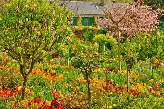 giverny-auvers-sur-oise-private-day-trip-with-monet-van-gogh-tour-from-paris