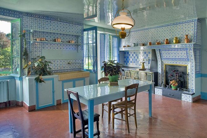 giverny-half-day-guided-trip-with-monets-house-gardens-from-paris-by-minivan-2