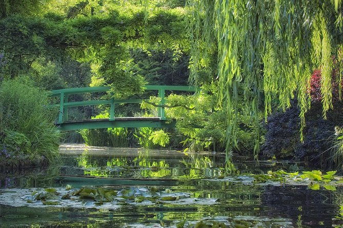 giverny-half-day-guided-trip-with-monets-house-gardens-from-paris-by-minivan-2