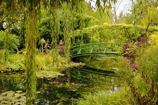 giverny-half-day-guided-trip-with-monets-house-gardens-from-paris-by-minivan-2