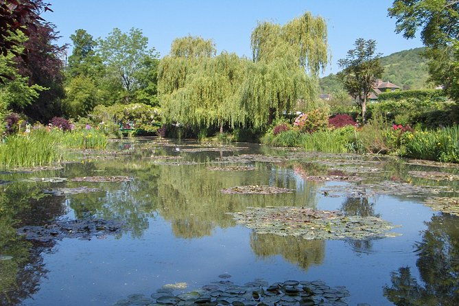 giverny-half-day-guided-trip-with-monets-house-gardens-from-paris-by-minivan