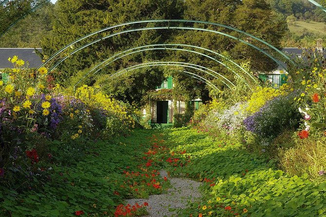 giverny-half-day-guided-trip-with-monets-house-gardens-from-paris-by-minivan