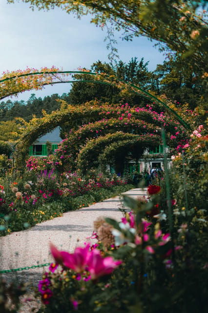 giverny-private-guided-walking-tour-with-monets-house