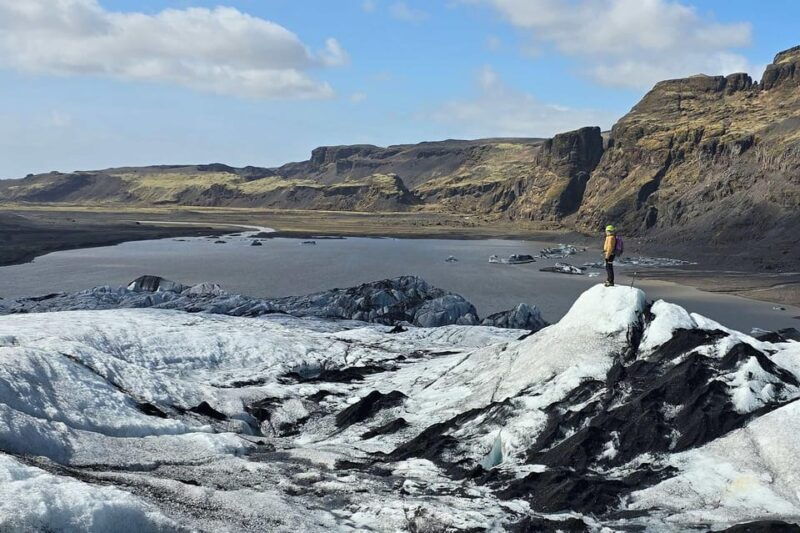 glacier-hike-experience-on-solheimajokull-meet-on-location-2