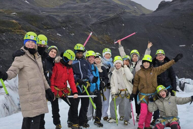 glacier-hike-experience-on-solheimajokull-meet-on-location-2
