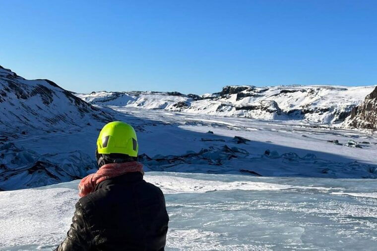 glacier-hike-experience-on-solheimajokull-meet-on-location-2