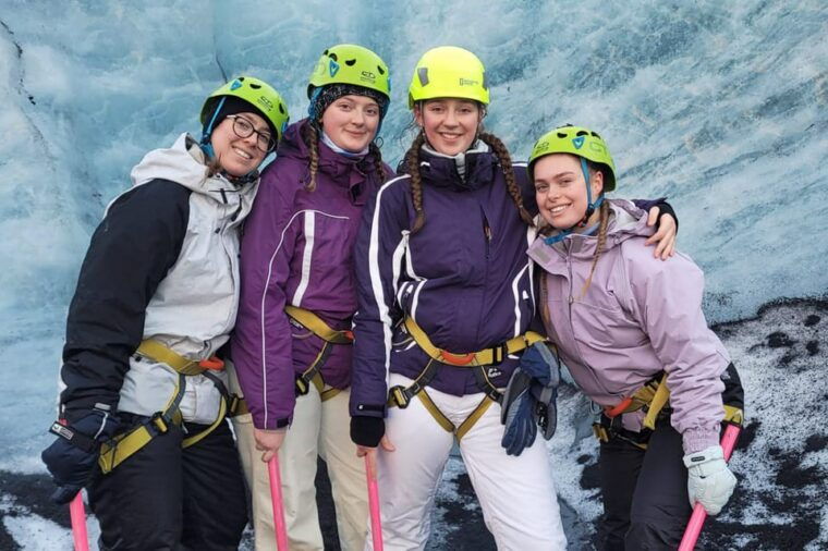 glacier-hike-experience-on-solheimajokull-meet-on-location-2
