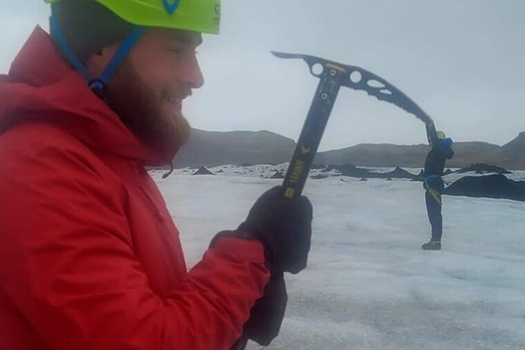 glacier-hike-experience-on-solheimajokull-meet-on-location-2