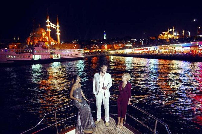glamorous-bosphorus-istanbul-dinner-cruise-stage-front-table