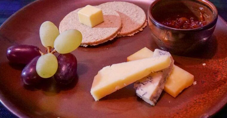 glasgow-whisky-flight-and-scottish-cheeseboard