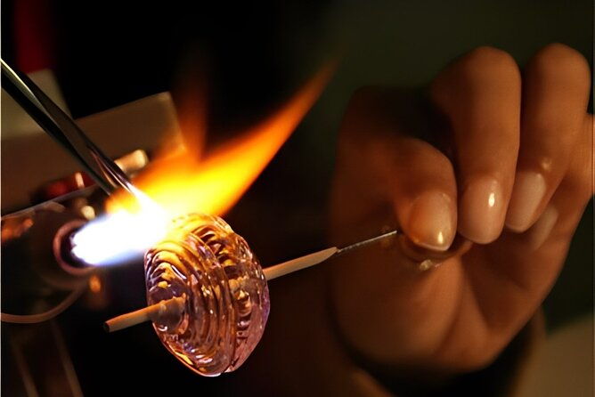glass-melting-and-shaping-with-flame-with-the-senior-glass-master